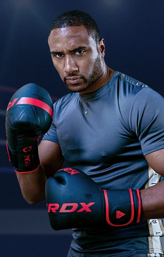 Deportista entrenando con guantes RDX